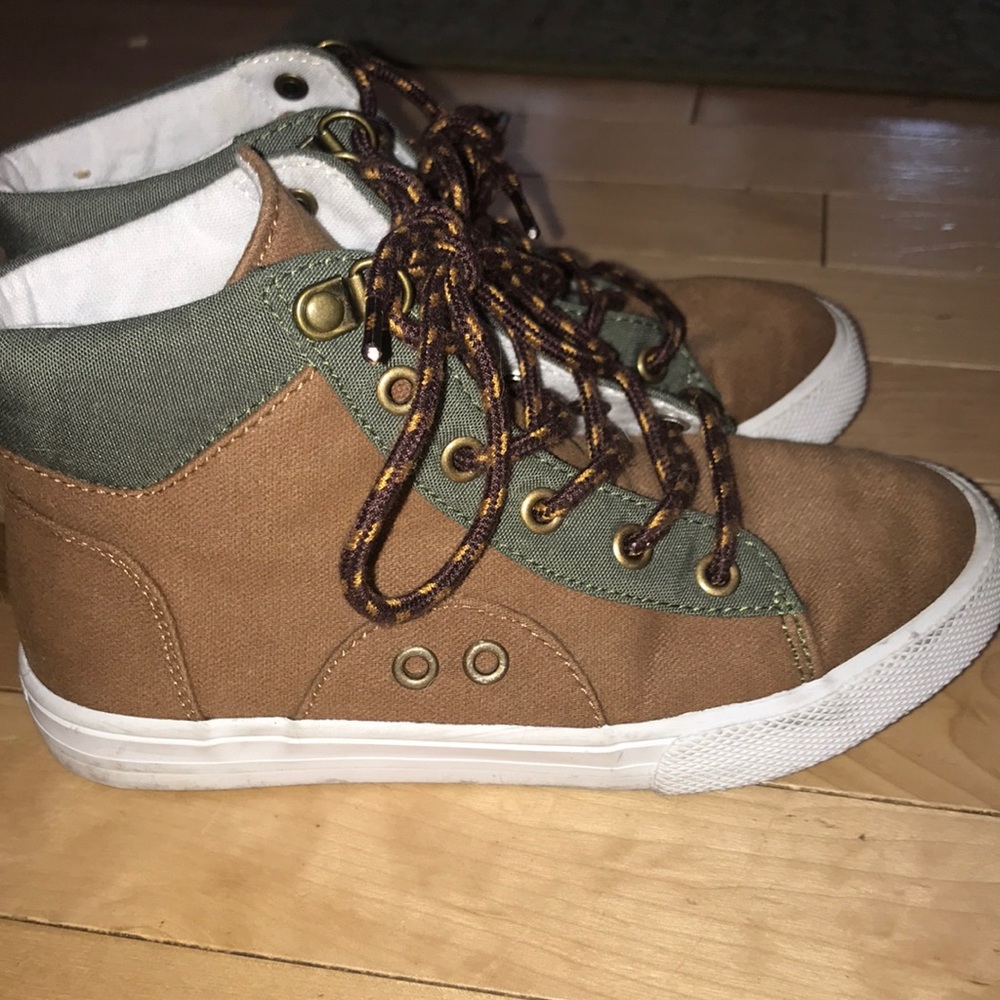 BOYS SIZE 13 SNEAKER BOOTS